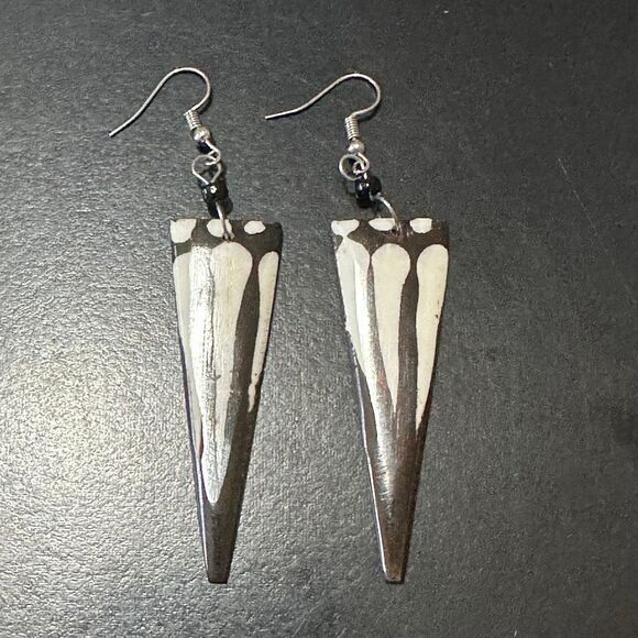 NWOT African Bone Dangling Triangle Earrings - Picture 3 of 5